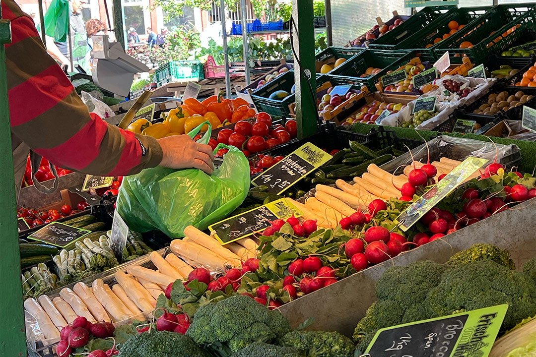 Nahansicht eines Gemüsestandes auf dem Rendsburger Wochenmarkt mit Spargel, Brokkoli, Radieschen, Tomaten und Paprika
