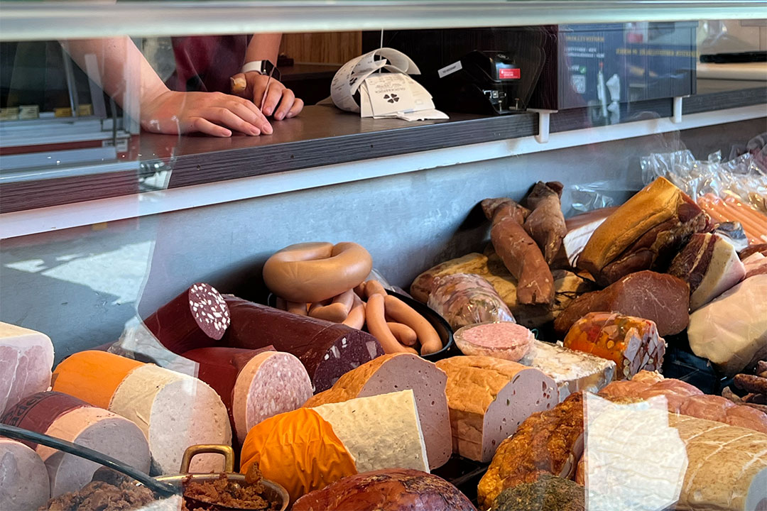 Auslage eines Fleischstandes auf dem Rendsburger Wochenmarkt mit verschiedenen Wurstsorten