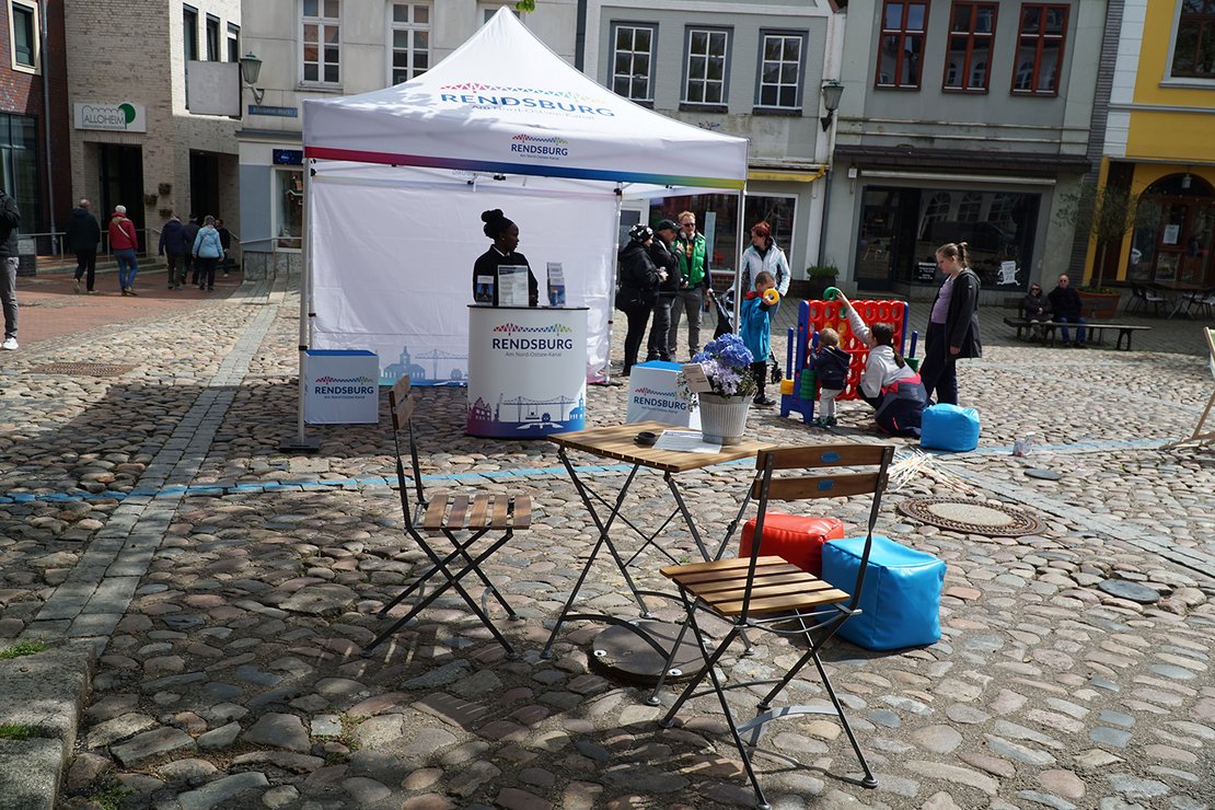 Ein weißer Pavillon mit Infostand