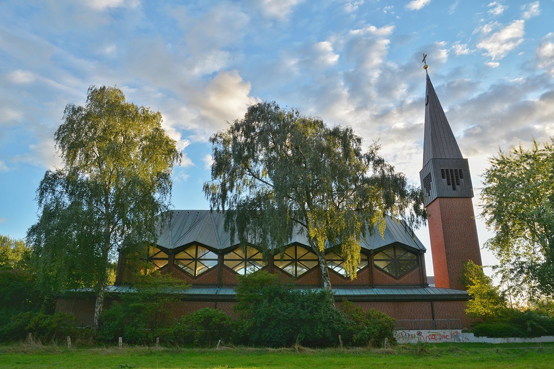 Seitlicher Blick auf die gesamte St. Michael-Kirche 