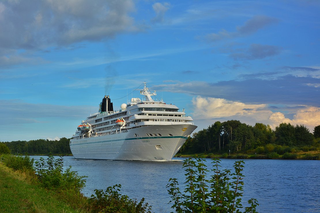 Blick auf den Nord-Ostsee-Kanal mit einem großen Kreuzfahrtschiff