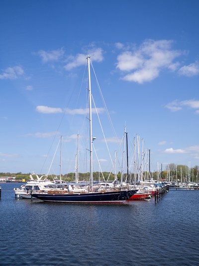 Segelschiffe liegen im Hafen des Yachthafens.