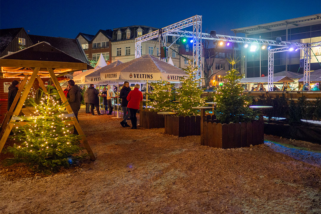 De Lütte Wiehnacht Blick auf den Rendsburger Weihnachtsmarkt mit Tannenbäumen und der Eisbahn