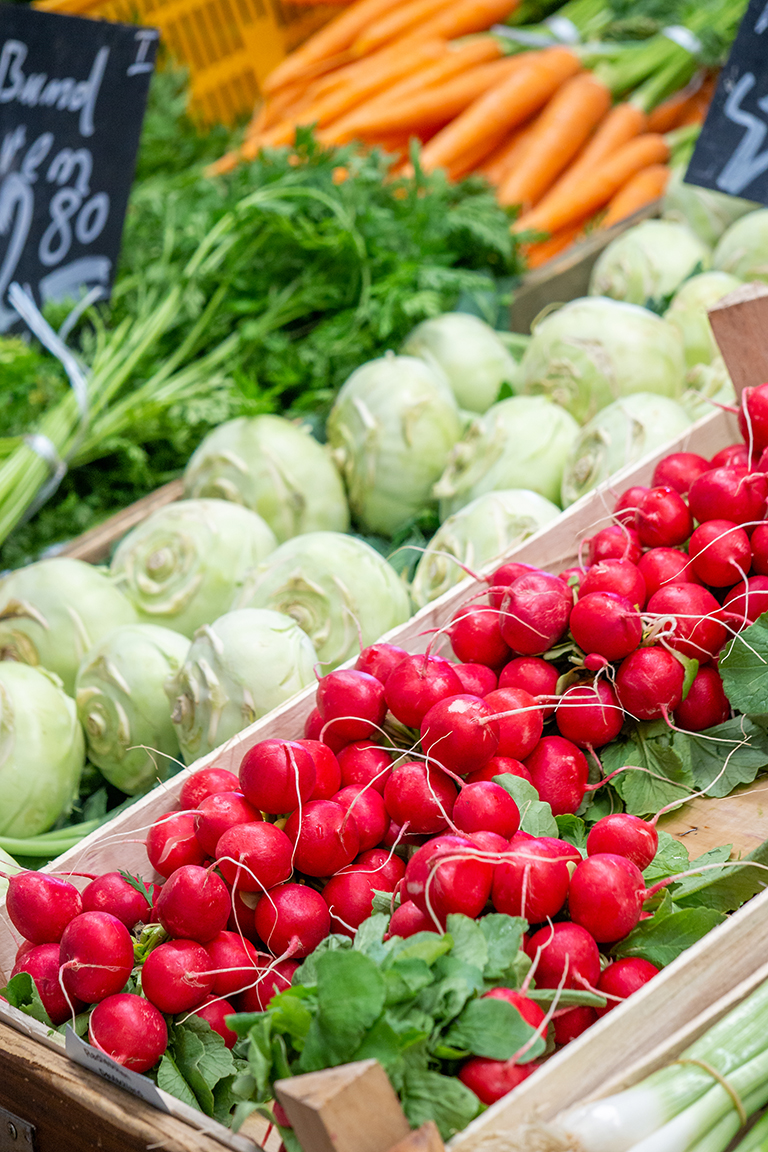 buntes Gemüse am Marktstand